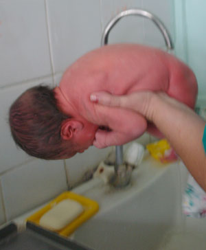 Дети подмываются. Поза для подмывания новорожденного. Подмывание новорожденного мальчика. Подмывание ребенка под краном. Подмывание новорожденного под краном.